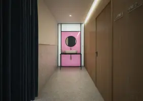 핑크 포인트월이 돋보이는 모던 뷰티샵 복도 인테리어